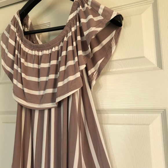Off-Shoulder Ruffle Dress w/Pockets! - Picture 2 of 4